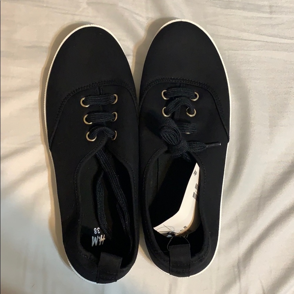 Black tennis shoes